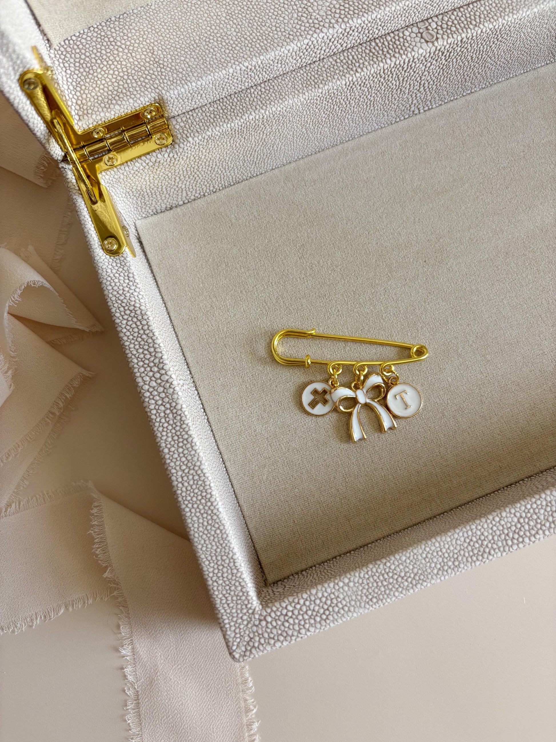 Personalized Baby Keepsake Gift Newborn Protection Pin Baby Christening Gift Baptism Gift for Baby Safety Pin Brooch Custom Protection Pin