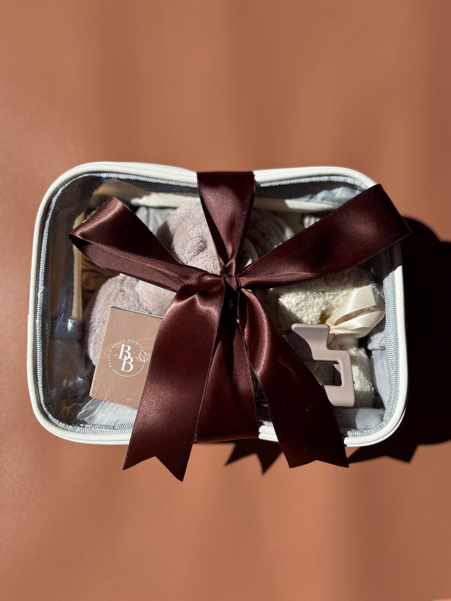 Selfcare Gift Box Spa Kit Beauty Care Package Set Relaxation Basket Collection Clear Makeup Bag Beaded Bracelet Soy Candle Hand Cream Hair Accessories Cozy Socks Spa Headband Complete Wellness Item Birthday Present Employee Appreciation Mom